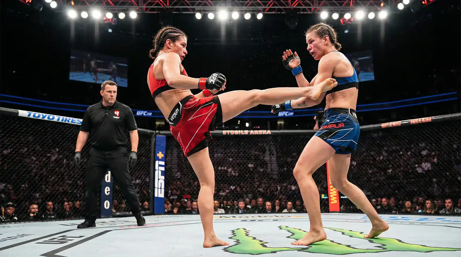 Dwie zawodniczki UFC w trakcie walki w oktagonie podczas gali